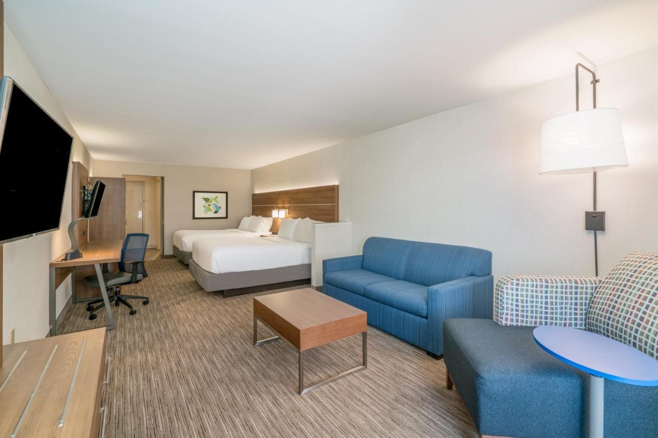 Queen Suite with Two Queen Beds and Additional Living Area