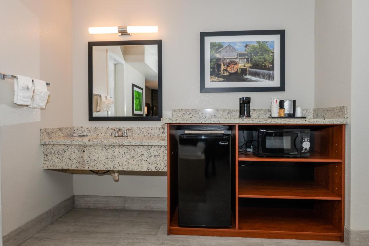 King Room w or Soaking Tub Sofa Bed w or fire place & private balcony