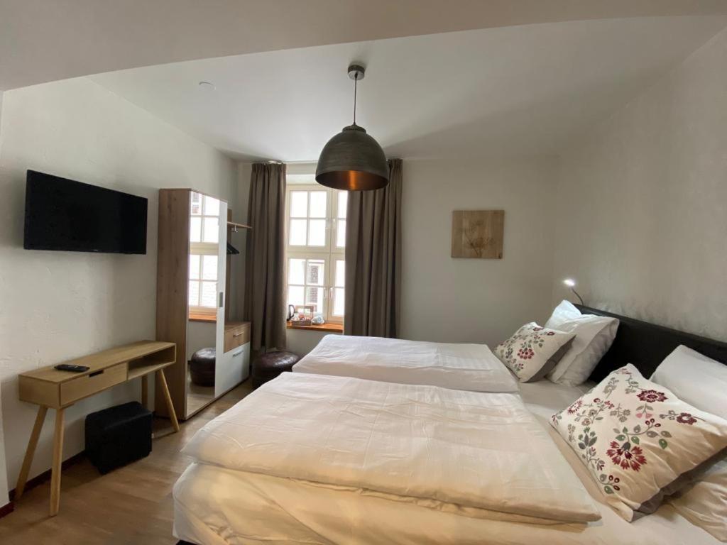Deluxe Double Room Shower