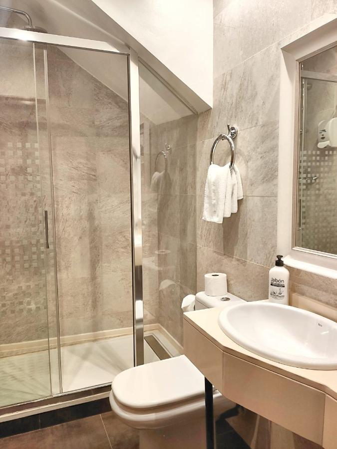 Double or Twin Room Private Bathroom