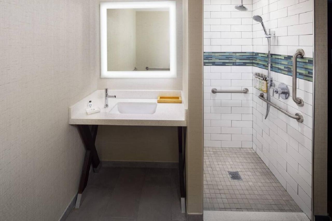 King Room - Hearing Accessible - Roll-in Shower,1742940358:JPEG