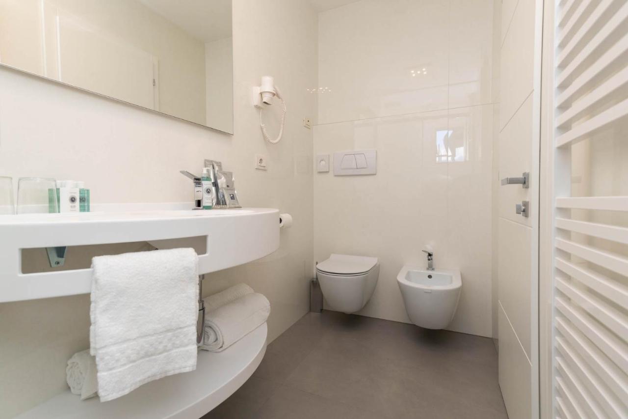 Double or Twin Room Lake View