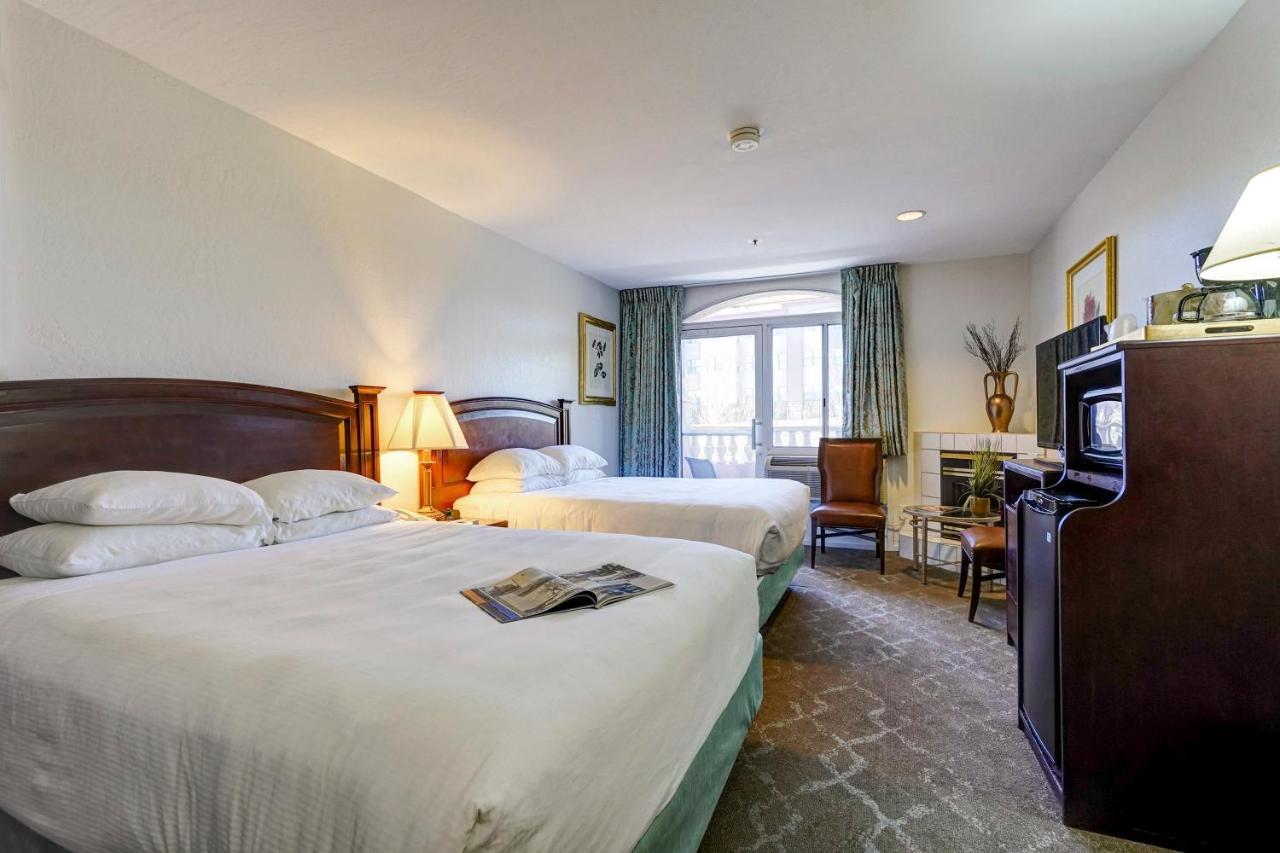 Deluxe Double Queen Accessible Room