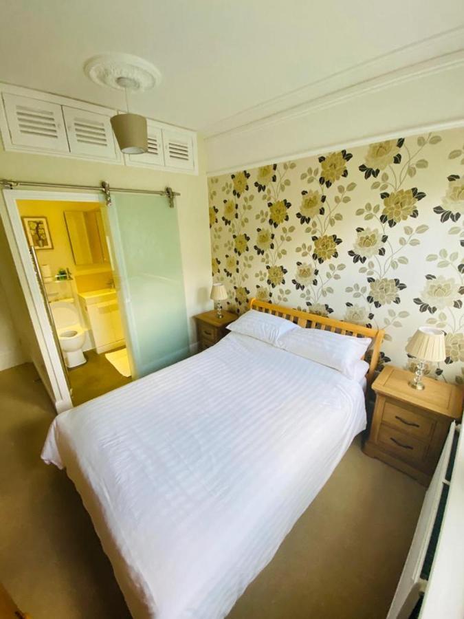 Deluxe Double Room Shower