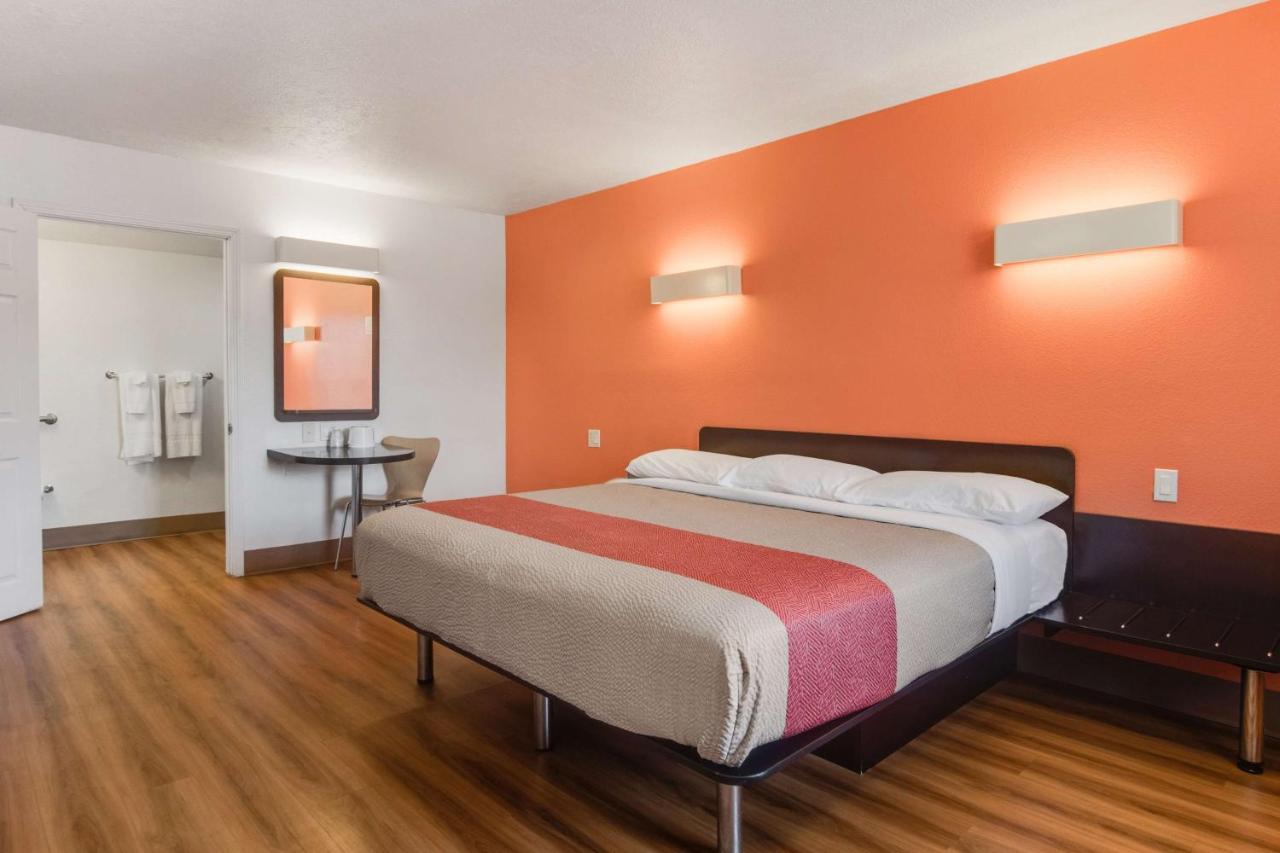 King Room with Roll-in Shower - Disability Access - Non-Smoking,1011138901:JPEG