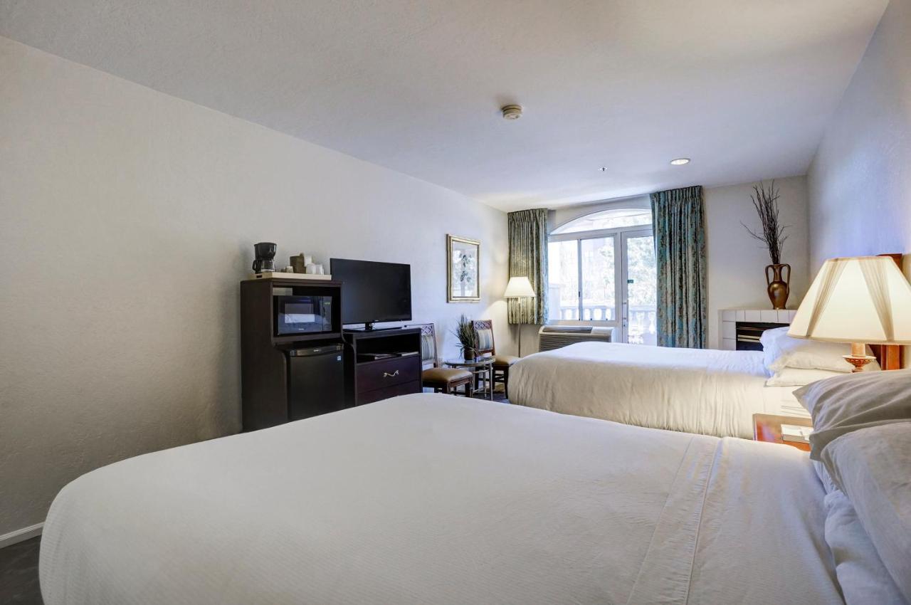 Deluxe Double Queen Accessible Room