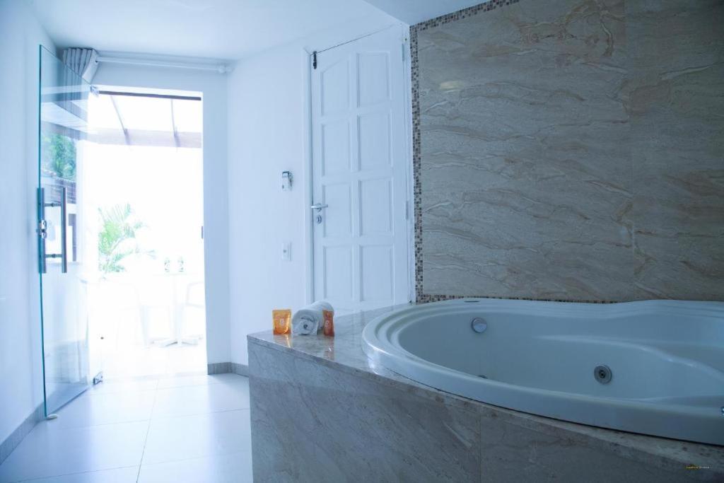 Partial view soaking tub,396566151:JPEG