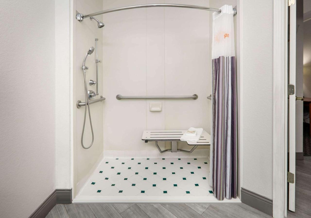 Double Room with Two Double Beds and Bath Tub - Mobility Accessible/Non-Smoking