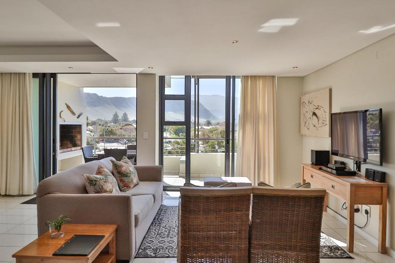 Three-Bedroom Apartment,1015173928:JPEG