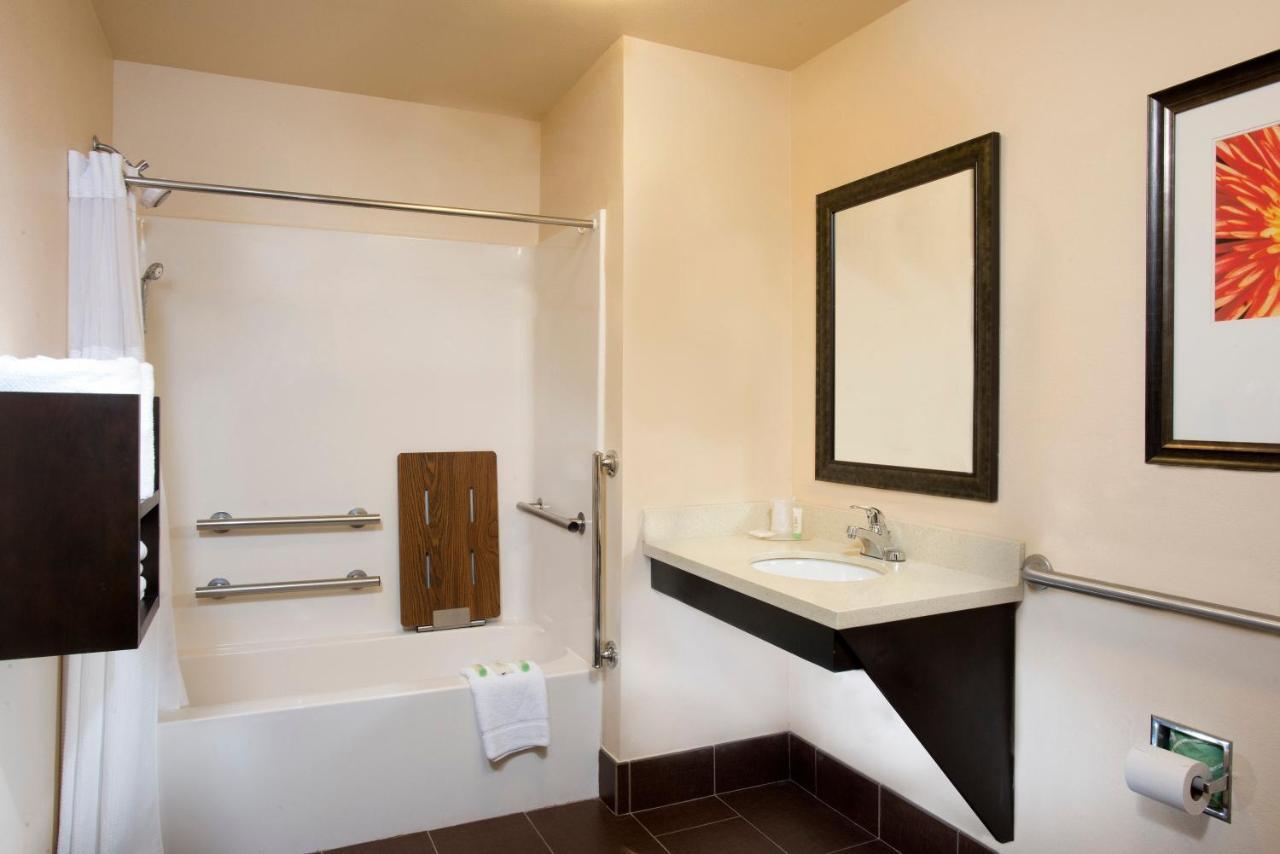 Queen Studio Disability Access Tub,981533791:JPEG