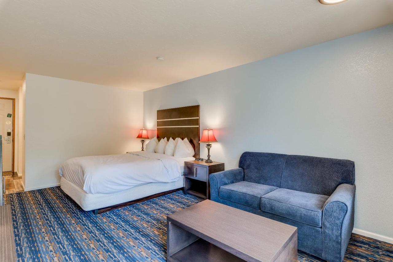Queen Room Balcony River View