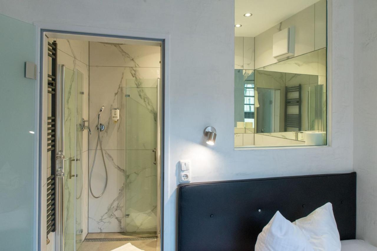 Single Room,790133532:JPEG
