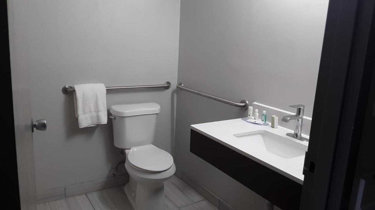 King Room - Accessible/Non-Smoking