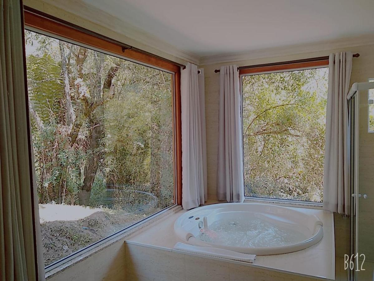 Chalet Panoramic Spa Bath Fireplace Gourmet Balcony Chardonnay,1523330794:JPEG