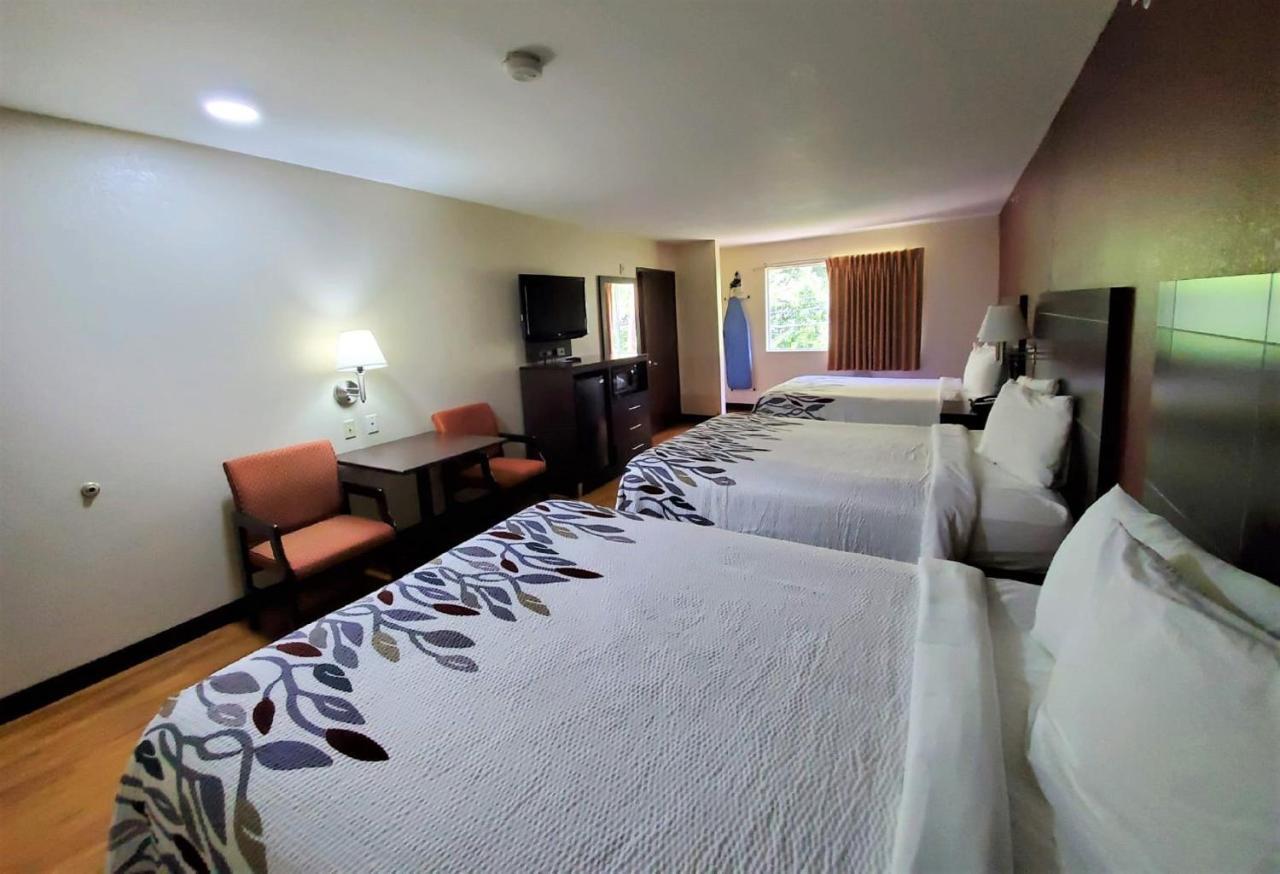 Deluxe Room Three Queen Beds Non-Smoking