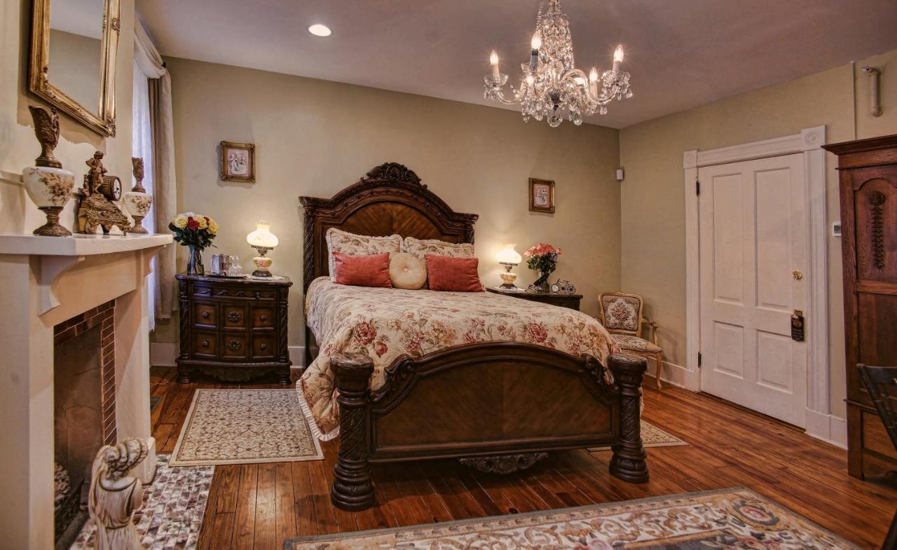 Deluxe Queen Suite