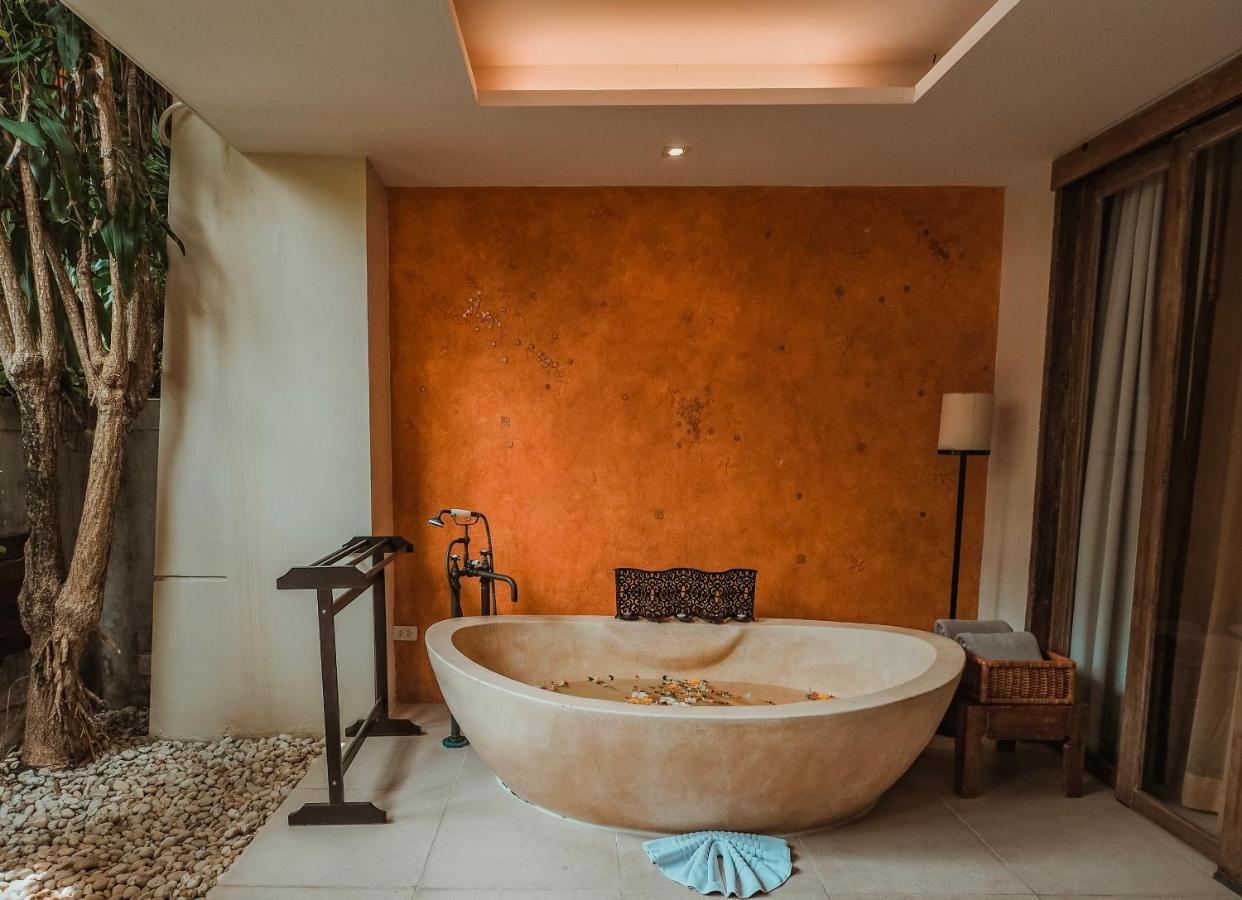 Honeymoon Suite