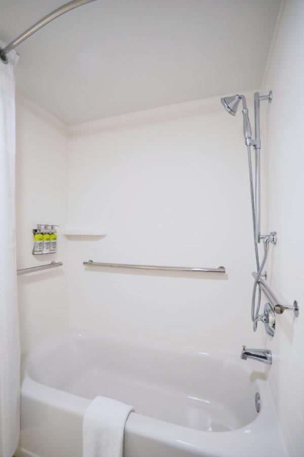 Standard King Room Mobility Accessible Tub
