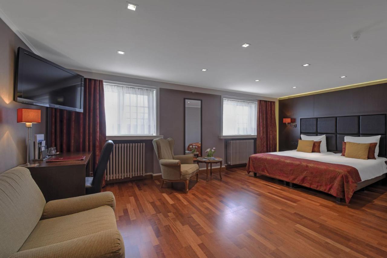 Family Room,1542225976:JPEG