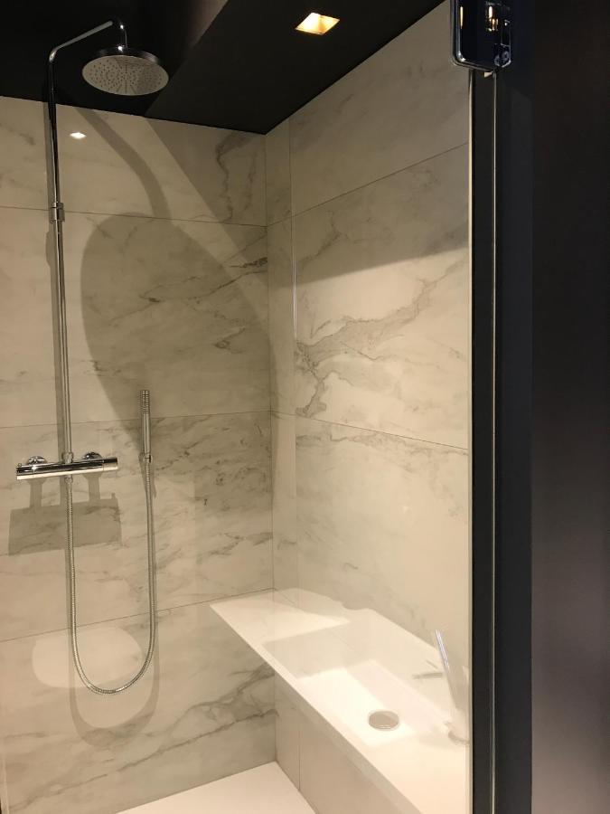 Deluxe Double Room Shower