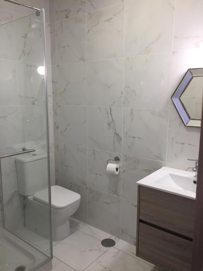 Deluxe Double Room Shower,1032397820:JPEG
