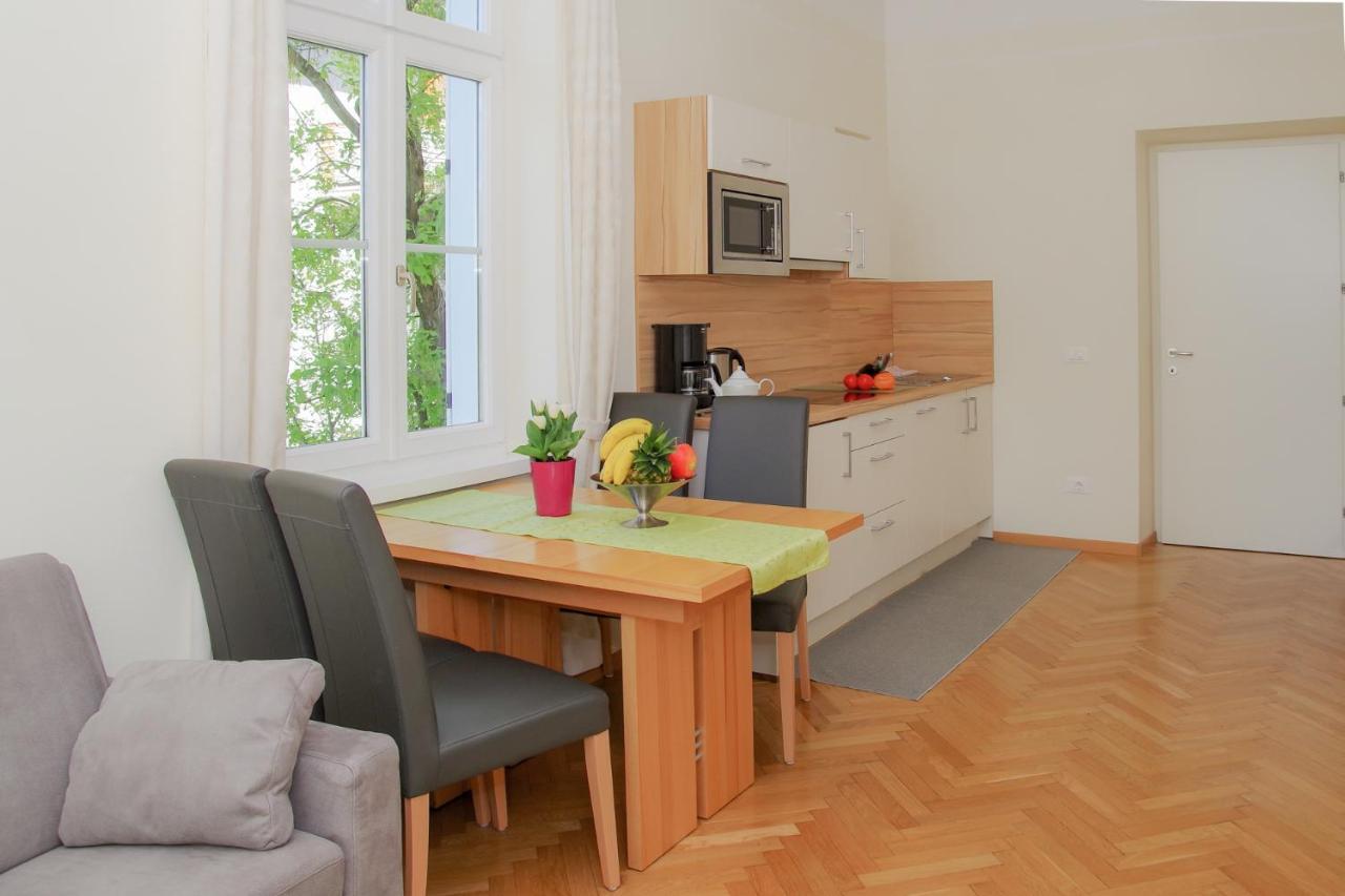 One-Bedroom Apartment Balcony Mountain View