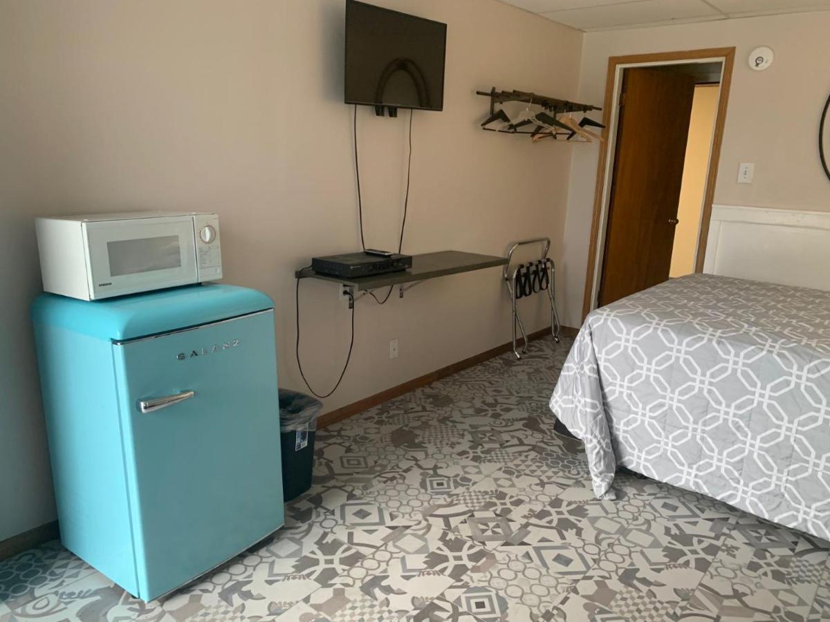 Single Queen Room