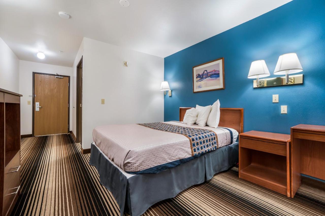 1 Queen Bed Accessible