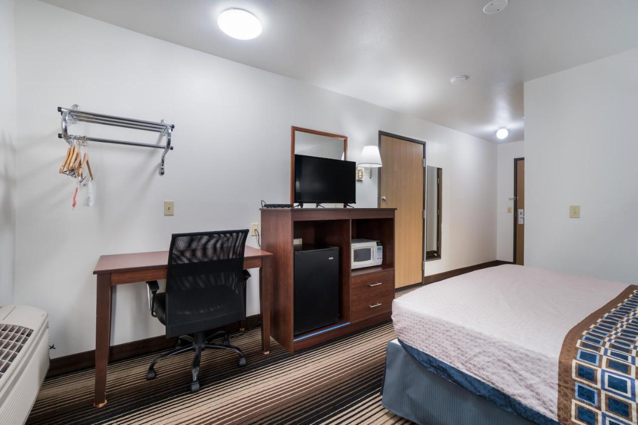 1 Queen Bed Accessible