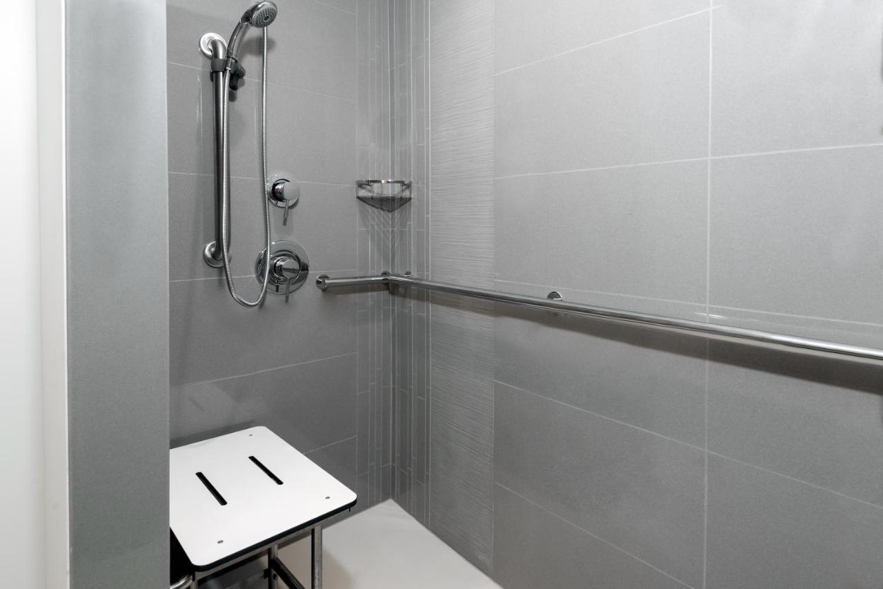 Den King Room Roll Shower Disability Access,1040454445:JPEG