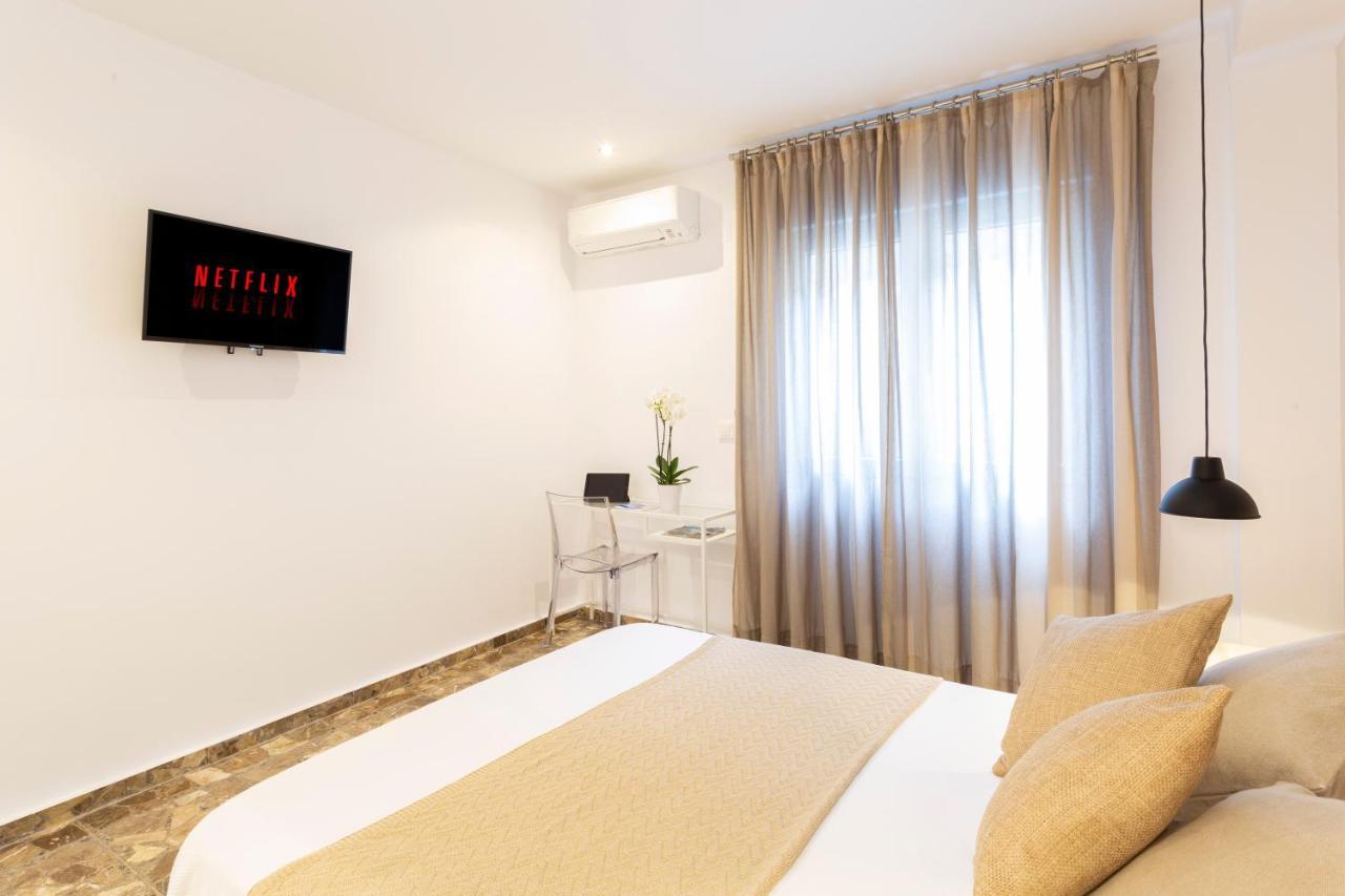Deluxe Double Room Shower