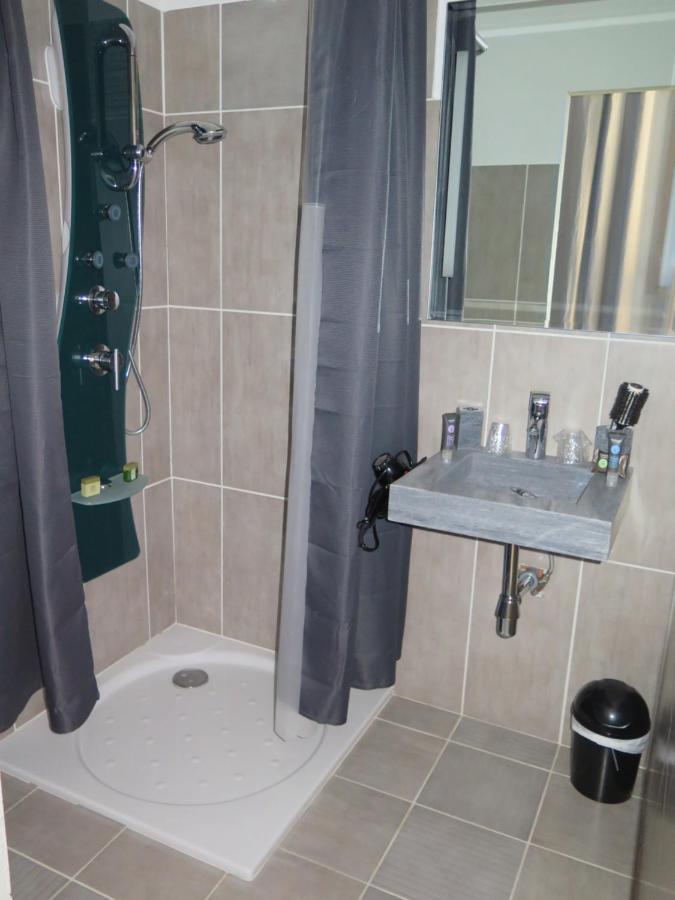 Deluxe Double Room Shower,1087543270:JPEG