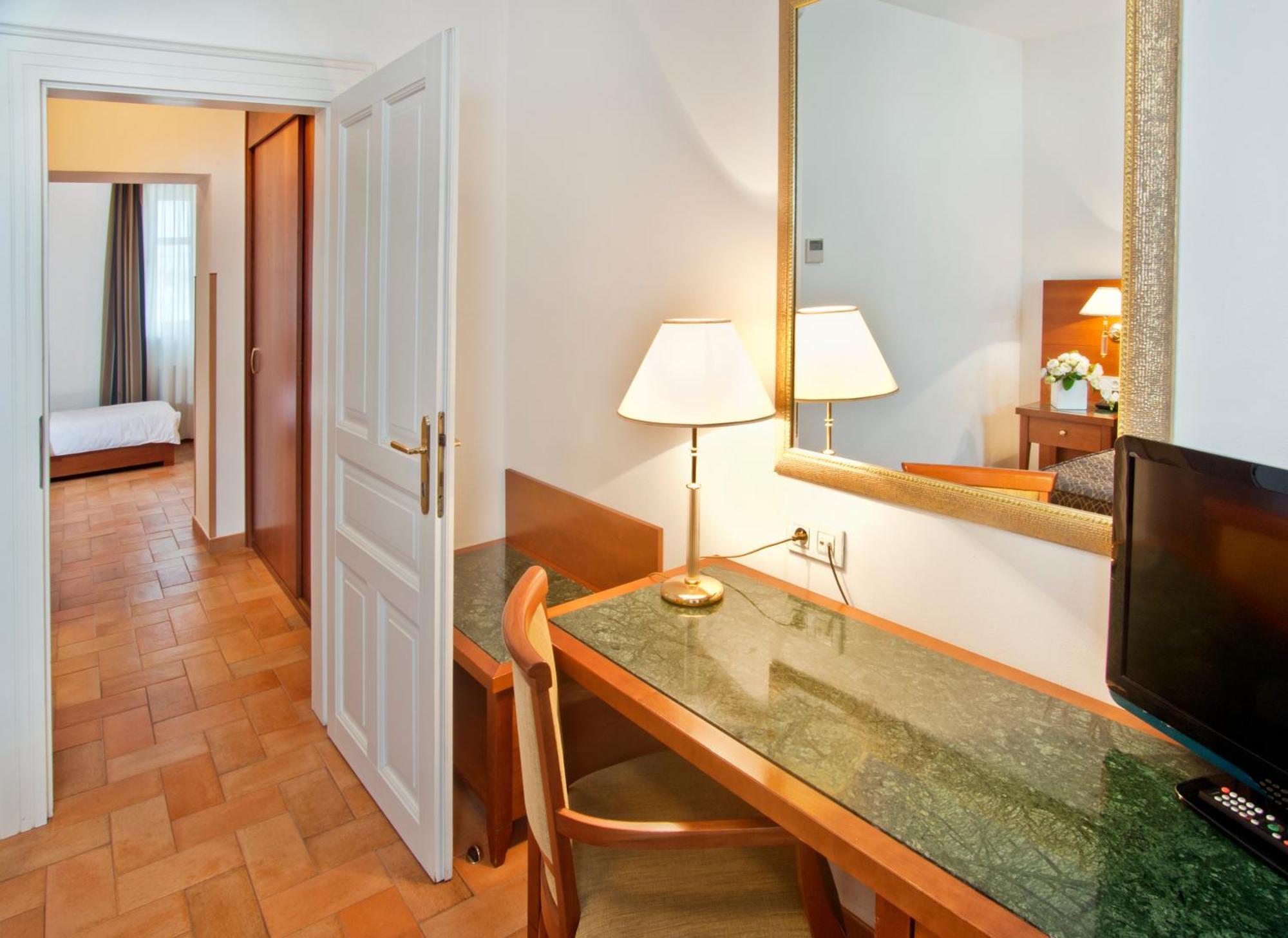 One-Bedroom Apartment,1433854942:JPEG