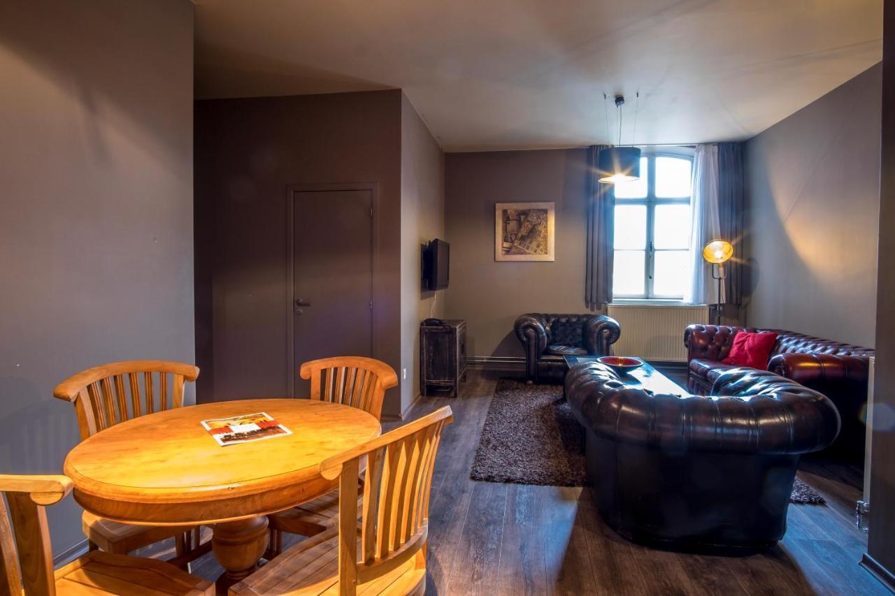 Family Room,1061545588:JPEG