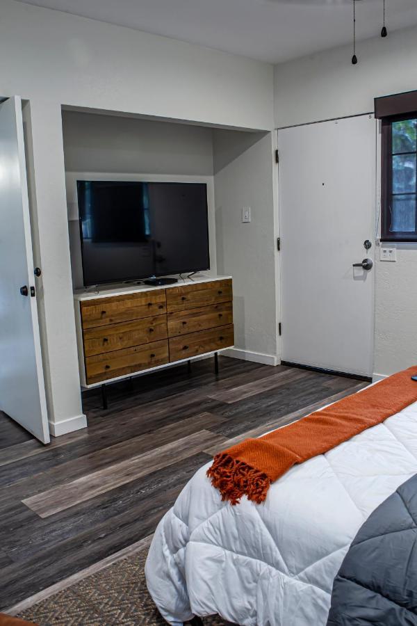 QUEEN MURPHY BED ROOM