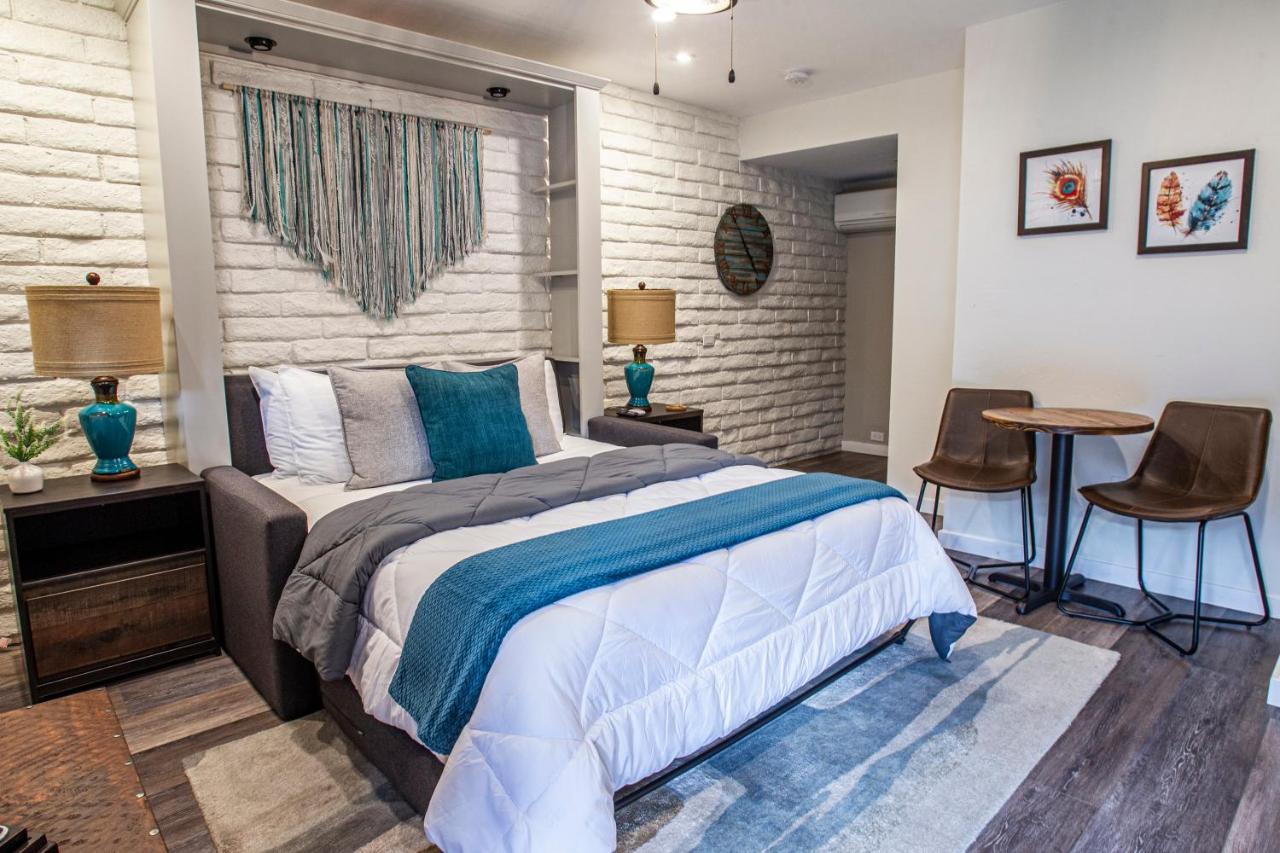 QUEEN MURPHY BED ROOM