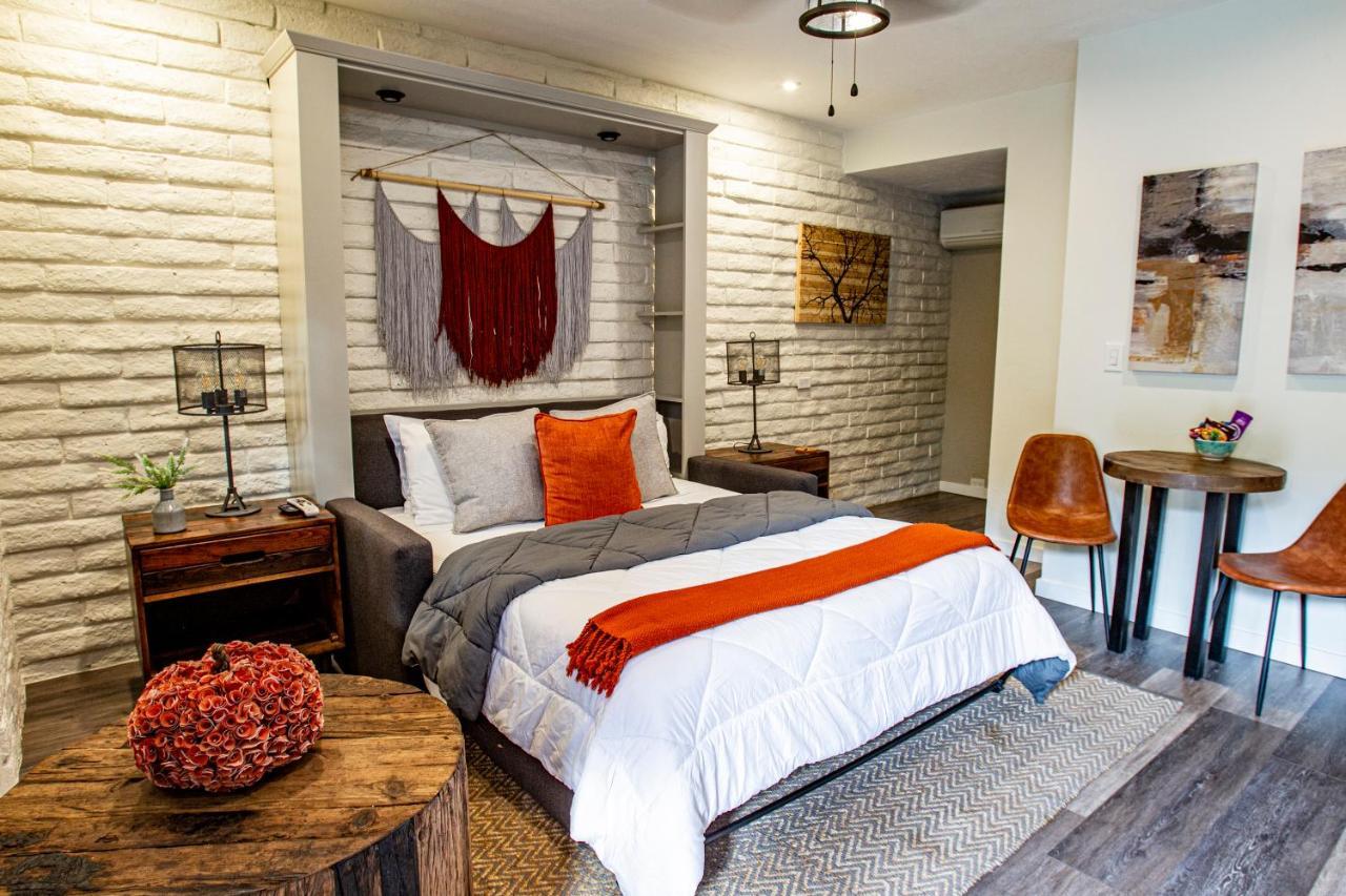 QUEEN MURPHY BED ROOM