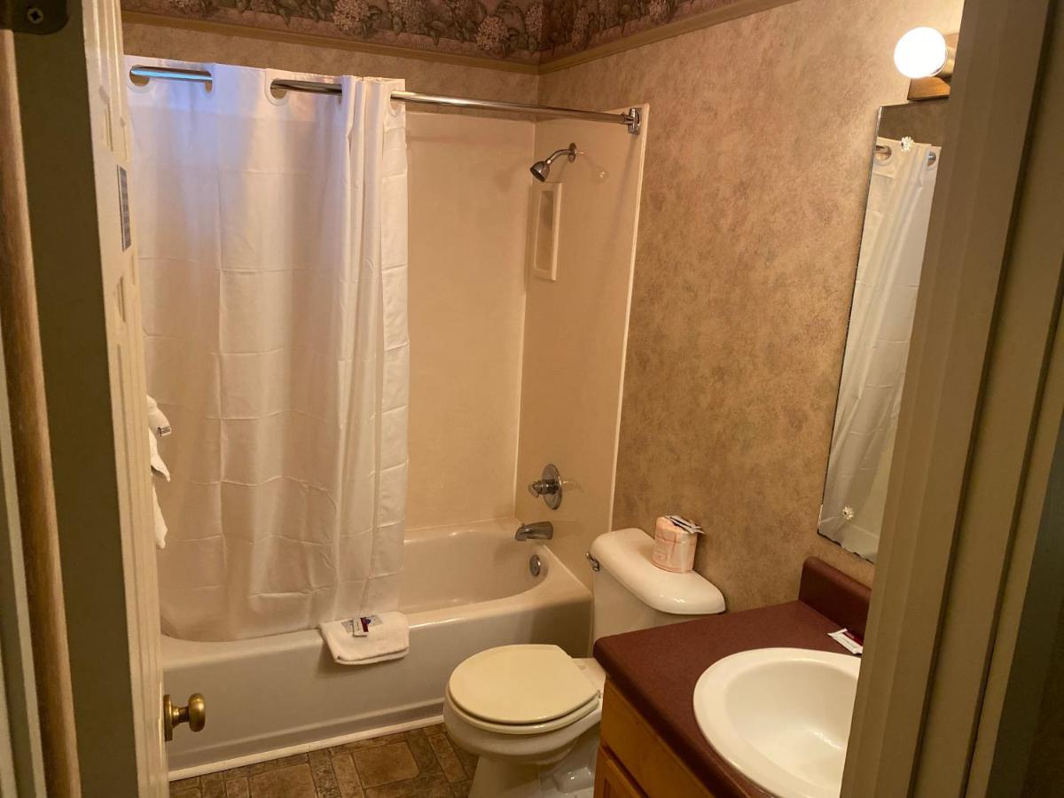 One Bedroom Cottages Kitchen Fireplace & Private Balcony on stream