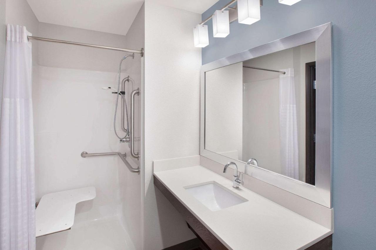 Queen Room  with Roll-In Shower - Disability Access/Non-Smoking