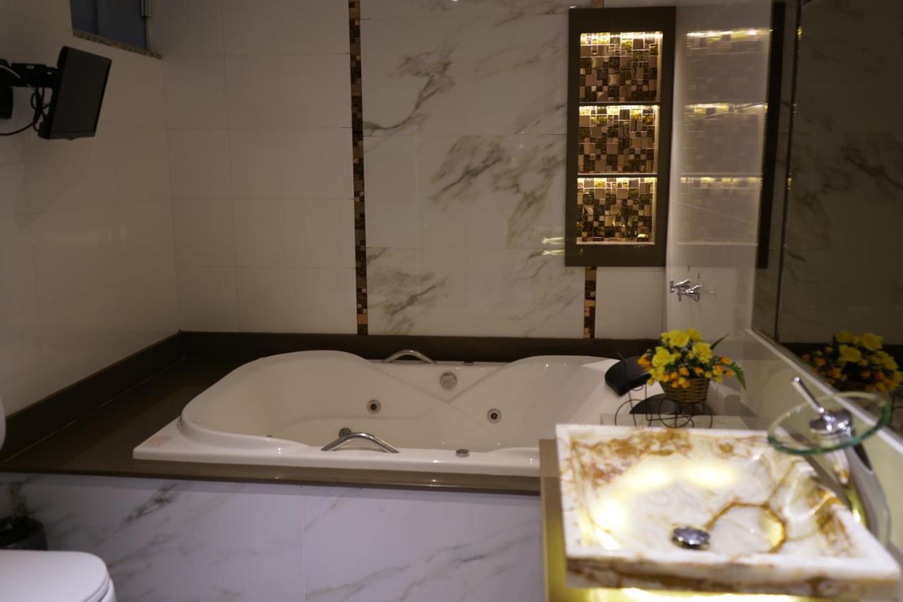 King Suite Spa Bath
