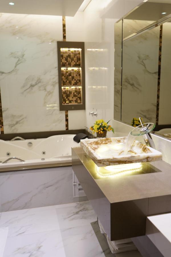 King Suite Spa Bath