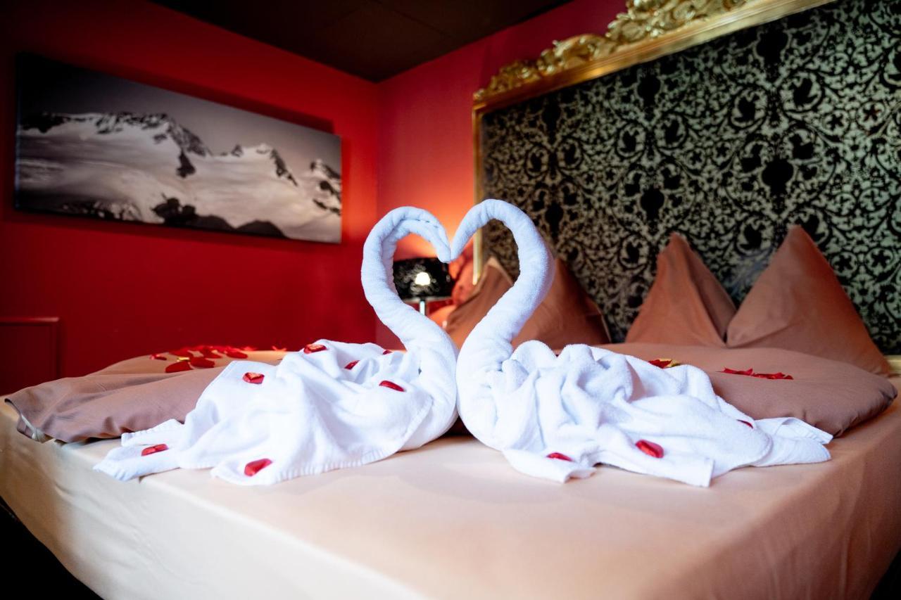 Honeymoon Suite,1589329138:JPEG