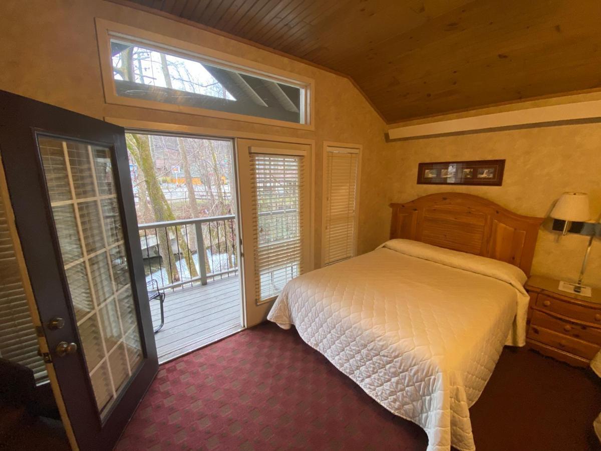One Bedroom Cottages Kitchen Fireplace & Private Balcony on stream