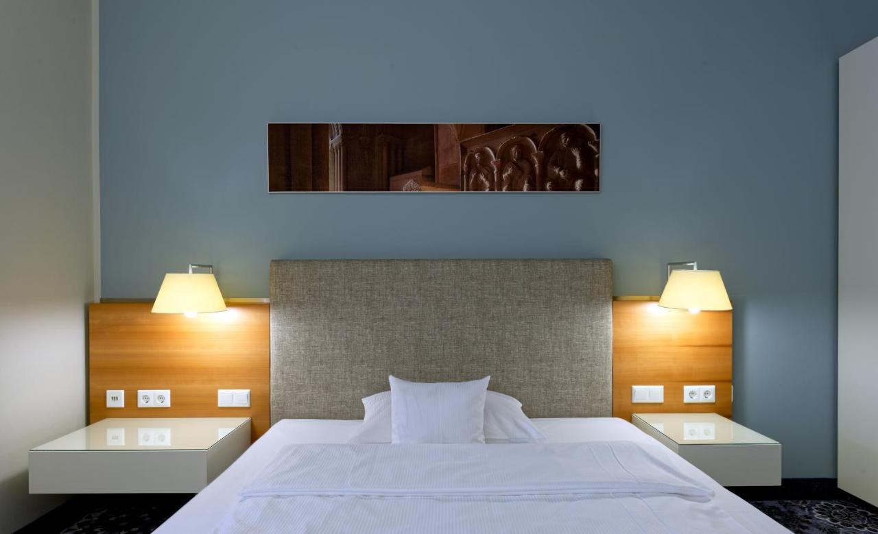 Single Room,1086878215:JPEG