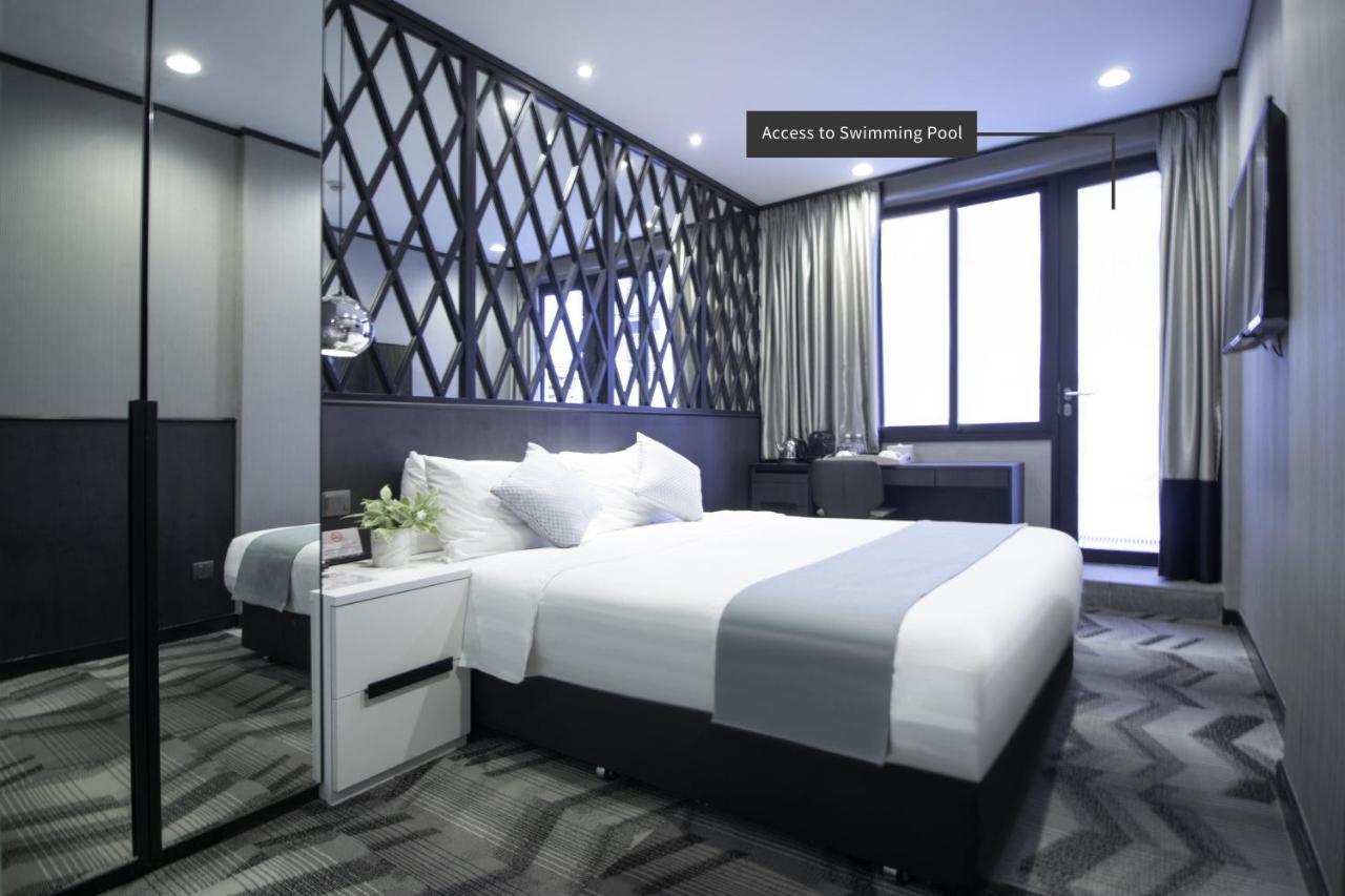 Deluxe Queen Room Pool Access