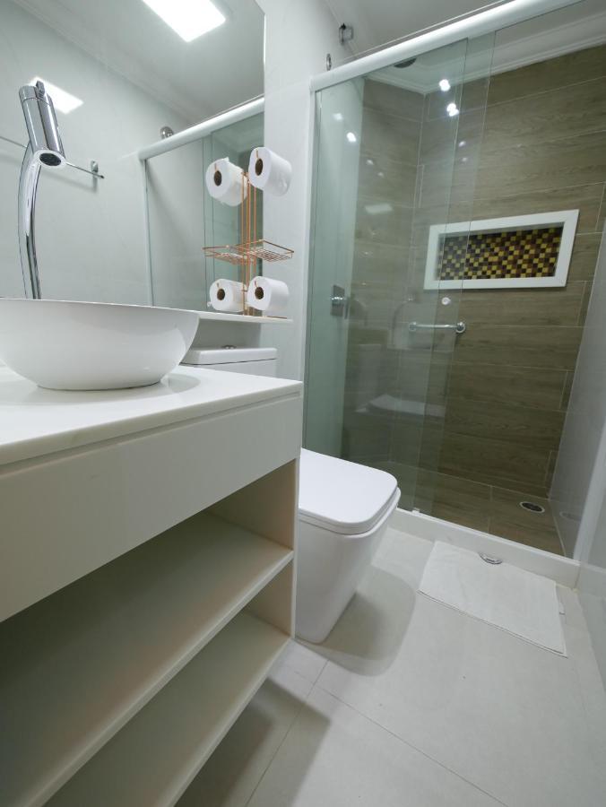 Master Casal com Varanda Vista Piscina