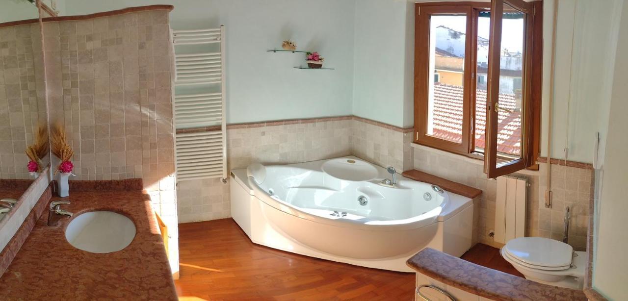 Double Room Private External Bathroom,1076775319:JPEG