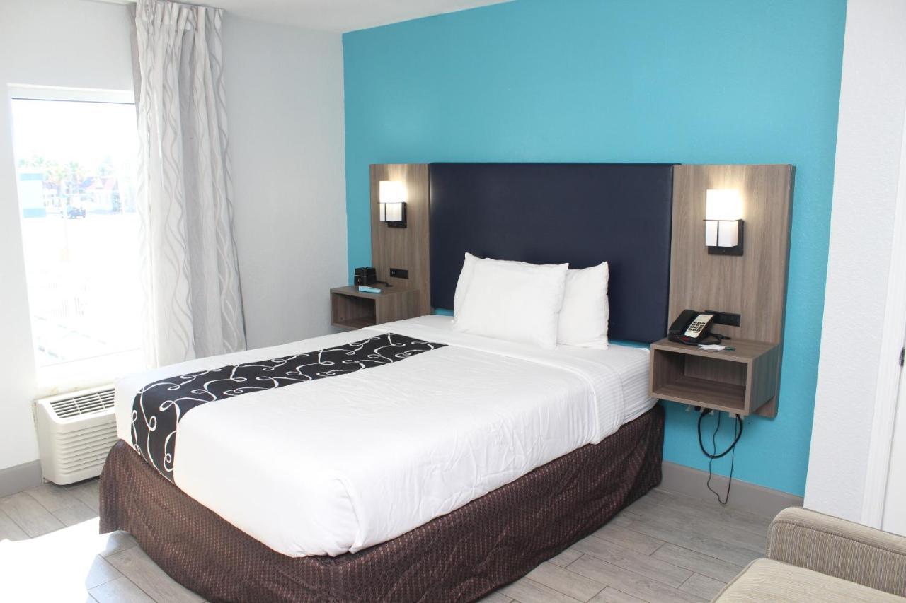Split Room Two Queen Beds City View Non-Smoking