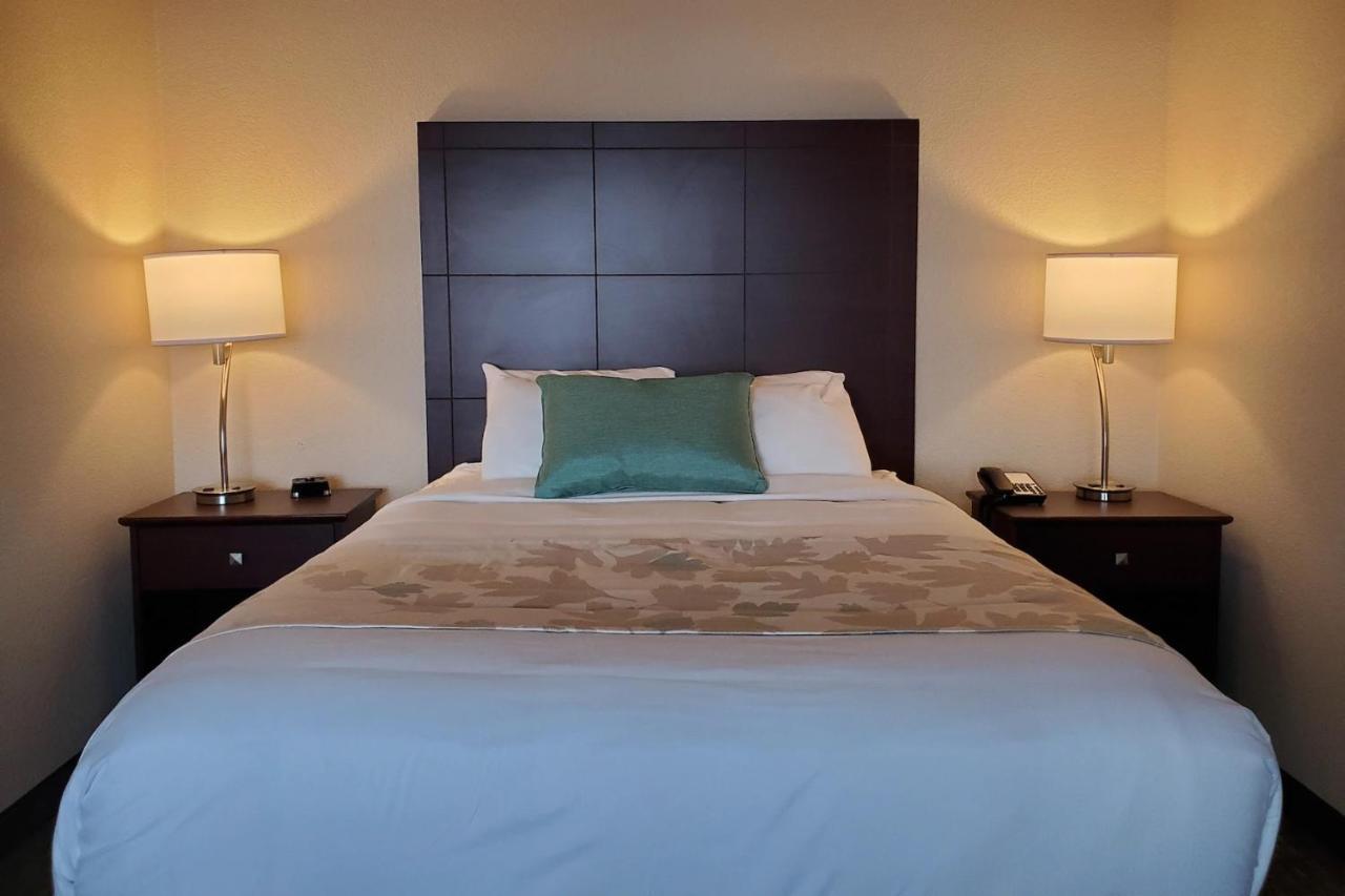 Deluxe Two Room Queen Suite Disability Access Non-Smoking,1084183342:JPEG