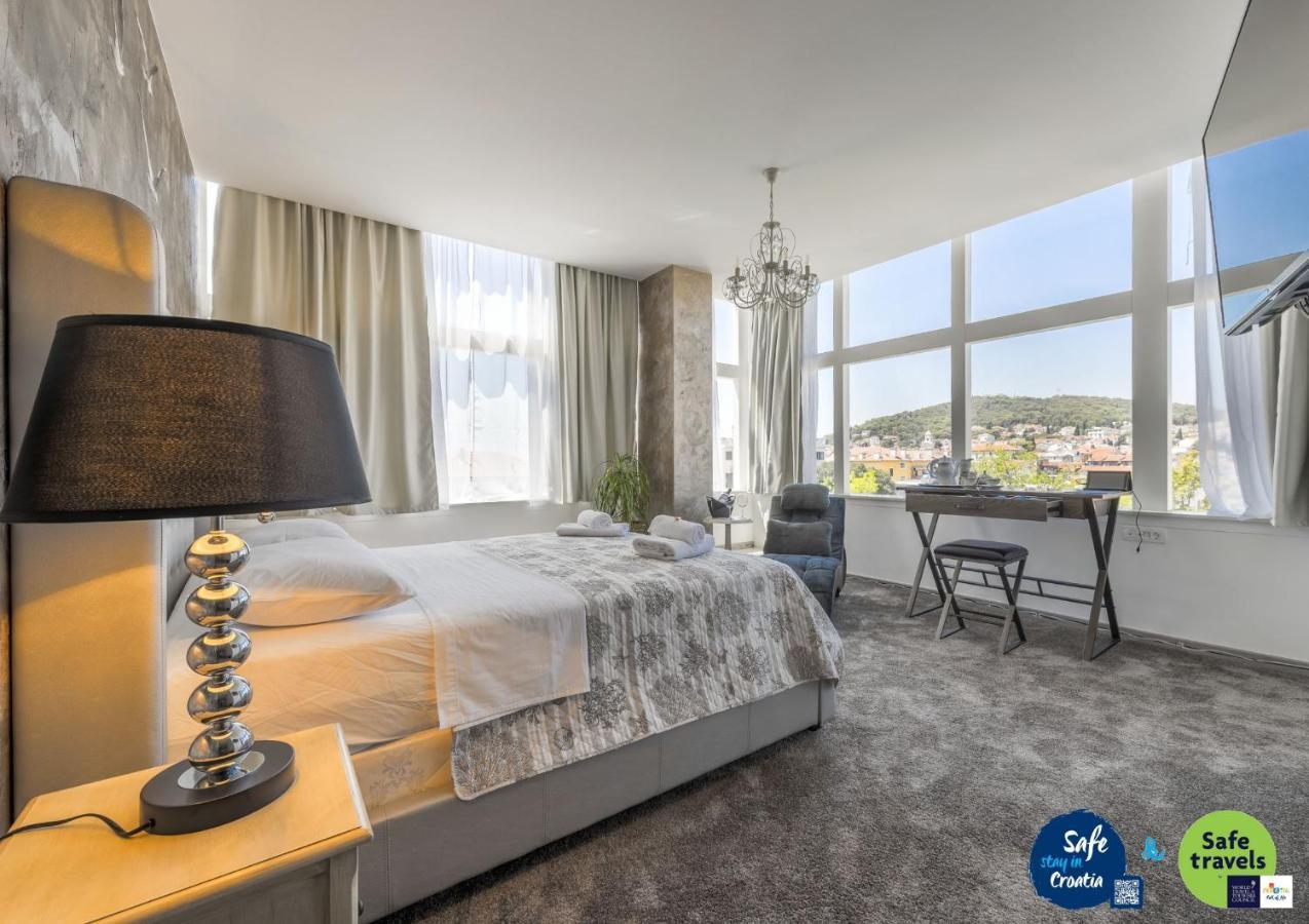 Deluxe Luxury Suite